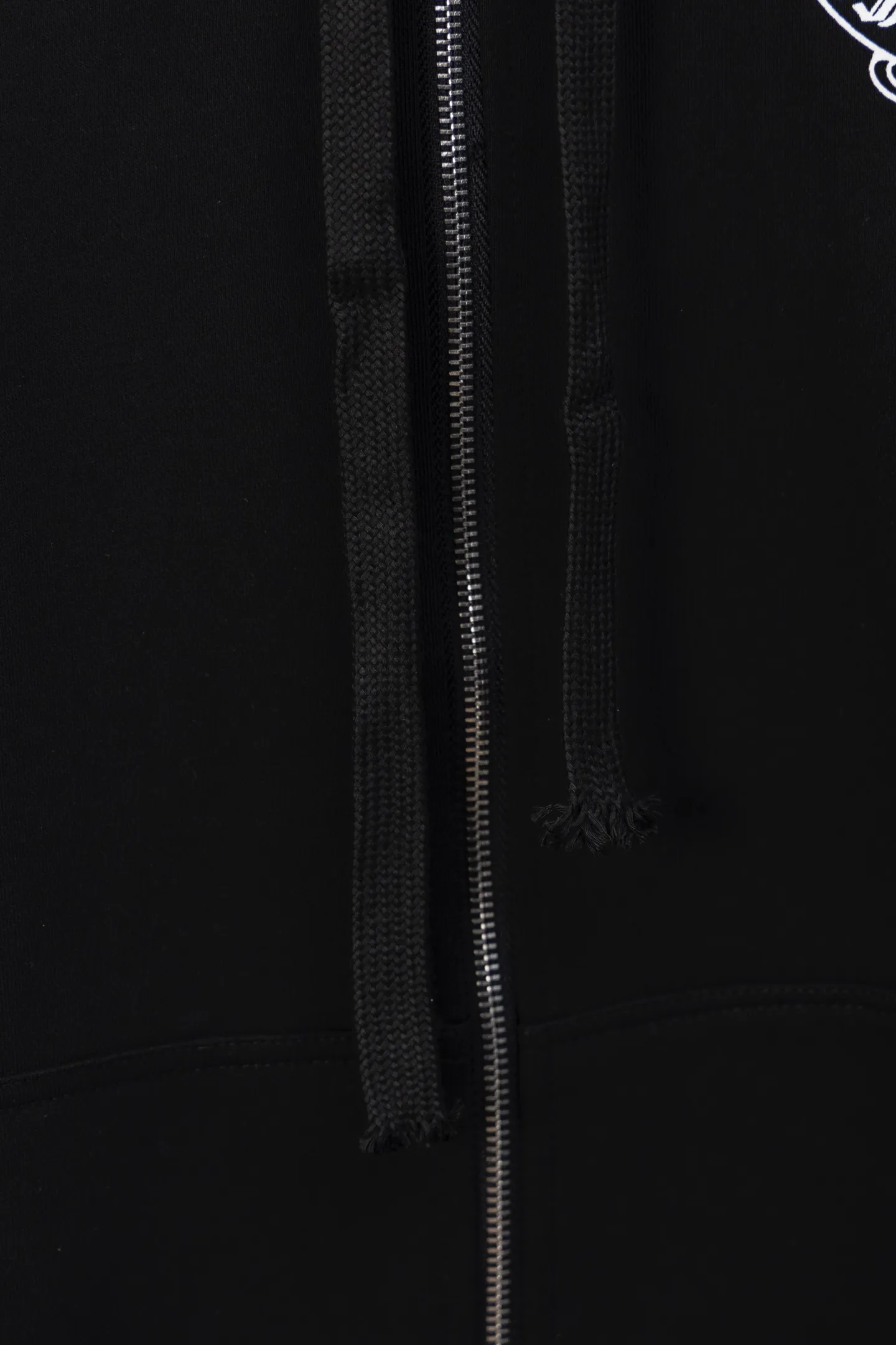P250 ChromeHearts CH ChromeHearts 25 early autumn flower arm horseshoe zipper cardigan hooded sweatshirt Sanskrit letter rattan flower cross horseshoe hooded sweatshirt The fabric is made of 440g pure cotton terry with matching threads, imported printing, original customization, hardware, soft and skin-friendly. The workmanship is meticulous and the thickness is moderate. The webbing on the back collar extends to the shoulder for reinforcement. The connection between the wellhead and the shoulder is reinforced. The whole body is made with thousands of needle embroidery techniques. It is more compliant and stylish with clothes. It is a hot item of the season. The original customized accessories are complete with three standards. It will look handsome with any combination. The os drop shoulder version and loose version. Color: Black White Size: S M L XL